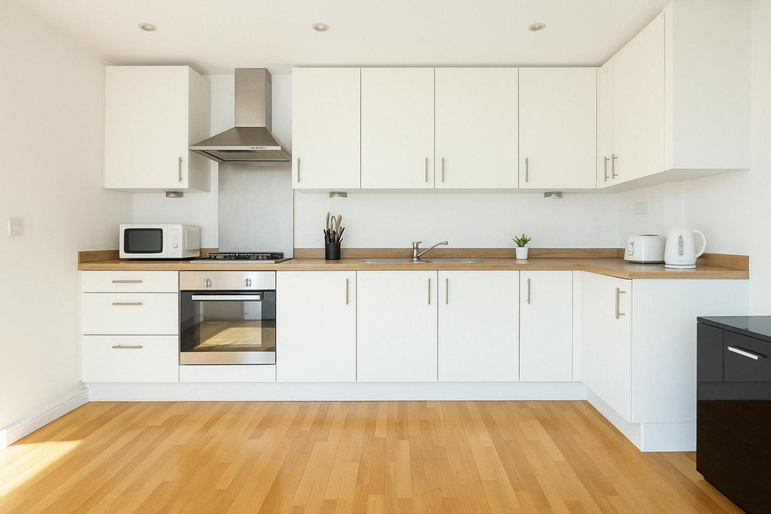 2 Bed With Balcony In Wembley Apartment